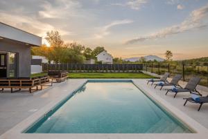 Πισίνα στο ή κοντά στο Villa Vedro nebo, XL heated pool