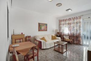 ein Wohnzimmer mit Sofa und Tisch in der Unterkunft Casa de Jordan in Castillo del Romeral