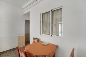 ein Esszimmer mit einem Tisch und einem Fenster in der Unterkunft Casa de Jordan in Castillo del Romeral + 15 Fotos