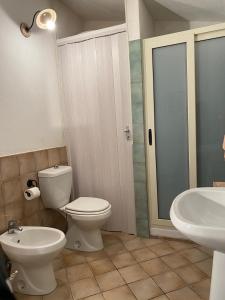 a bathroom with a toilet and a sink at La Rosa antica dell'Etna in Puntalazzo +49 photos