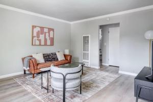 een woonkamer met een bank en een glazen tafel bij Blueground Mtn View pool nr dining nightlife SFO-1723 in San Francisco