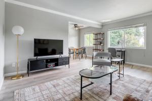 een woonkamer met een tv en een tafel bij Blueground Mtn View pool nr dining nightlife SFO-1723 in San Francisco