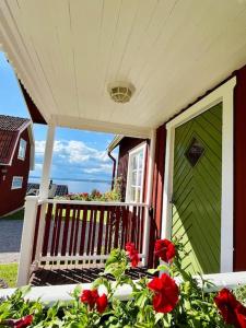 Fotografija u galeriji objekta Mysig stuga med sjöutsikt u gradu Retvik