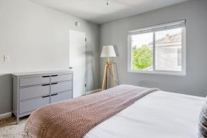 een slaapkamer met een wit bed en een raam bij Blueground Mtn View pool nr dining nightlife SFO-1723 in San Francisco +12 foto's