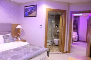 Postel nebo postele na pokoji v ubytování Adana Yukselhan Hotel