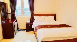 Postel nebo postele na pokoji v ubytování Dalat Venus Hotel