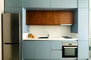 a kitchen with a sink and a refrigerator at Renovated City Center x3 Double Bed Flat in Bendevís