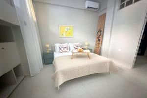 a bedroom with a bed with a table on it at Renovated City Center x3 Double Bed Flat in Bendevís