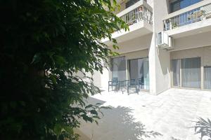 a courtyard of a building with a table and chairs at Renovated City Center x3 Double Bed Flat in Bendevís