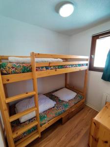 ein Schlafzimmer mit zwei Etagenbetten in einem Zimmer in der Unterkunft Reine Blanche Condo By AlpineStay in Val Thorens + 13 Fotos