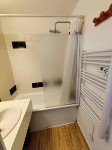 ein Badezimmer mit Dusche und Waschbecken in der Unterkunft Reine Blanche Condo By AlpineStay in Val Thorens