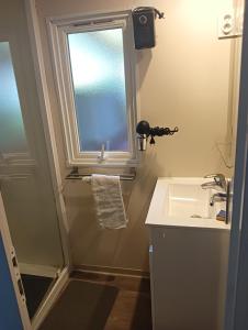Un baño pequeño con lavabo y ventana. en Le HAVRE DU MEN DU, en Carnac 23 fotos más