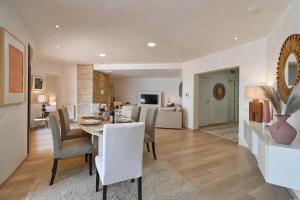 een eetkamer en woonkamer met een tafel en stoelen bij Luxury Villa Kerenza in Benissa