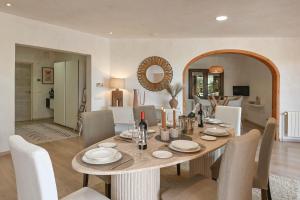 een eetkamer met een tafel met stoelen en een spiegel bij Luxury Villa Kerenza in Benissa
