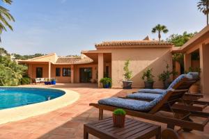 een villa met zwembad en huis bij Luxury Villa Kerenza in Benissa