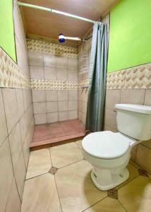 Et badeværelse på Guesthouse in Bosques de Santa Elena 2