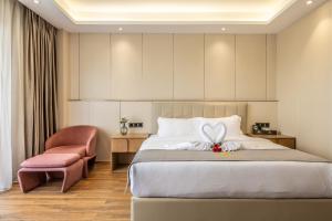 Postel nebo postele na pokoji v ubytování Bole Jing Pin Hotel