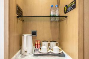 Příslušenství pro přípravu čaje a kávy v ubytování Bole Jing Pin Hotel