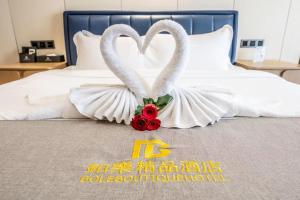Postel nebo postele na pokoji v ubytování Bole Jing Pin Hotel