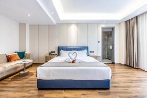 Postel nebo postele na pokoji v ubytování Bole Jing Pin Hotel