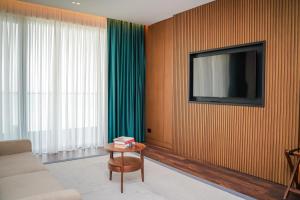 TV a/nebo společenská místnost v ubytování Supreme Hotel