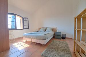 Posezení v ubytování 4 BR Villa with Pool Sea View AC Parking - BENAKEY