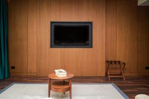 TV a/nebo společenská místnost v ubytování Supreme Hotel