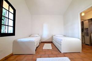Posezení v ubytování 4 BR Villa with Pool Sea View AC Parking - BENAKEY