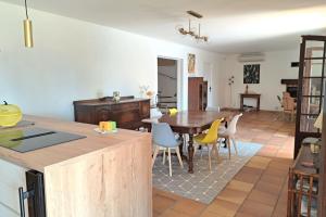Posezení v ubytování 4 BR Villa with Pool Sea View AC Parking - BENAKEY