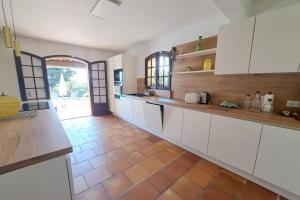 Kuchyň nebo kuchyňský kout v ubytování 4 BR Villa with Pool Sea View AC Parking - BENAKEY