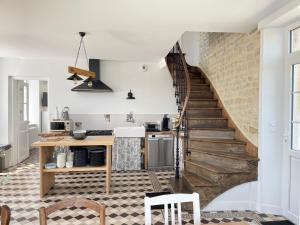 Kuchyň nebo kuchyňský kout v ubytování La clairiere Maison spacieuse rénovée joliment décorée tout confort 12 p 2 sdb 2 wc grand jardin clos, belle terrasse aménagée, parking privatif, ping pong baby foot proche Omaha Beach et Bayeux