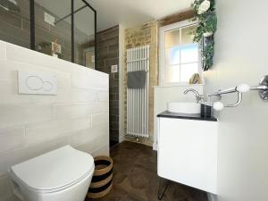Koupelna v ubytování La clairiere Maison spacieuse rénovée joliment décorée tout confort 12 p 2 sdb 2 wc grand jardin clos, belle terrasse aménagée, parking privatif, ping pong baby foot proche Omaha Beach et Bayeux + 37 fotografií
