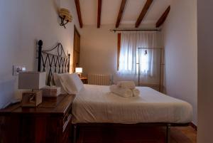 a bedroom with a bed and a desk with towels on it at apartamento Dolina in Segura de la Sierra