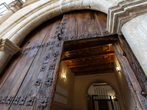 a large wooden door in a building at apartamento Dolina in Segura de la Sierra +1 photo