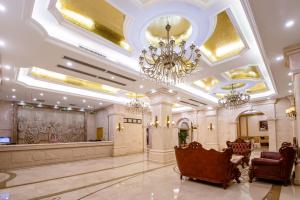 a lobby of a building with a chandelier at Vienna Hotel Shenzhen Longhua Renmin South Road in Bao'an