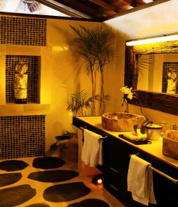 
a bathroom with two sinks and a large mirror at Kaleydo Villas in Gili Trawangan
