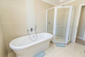 Ένα μπάνιο στο Villas Marina On The Beach +29 φωτογραφίες