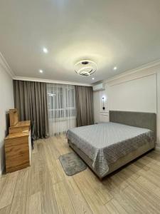 Un ou plusieurs lits dans un hébergement de l'établissement Comfortable and spacious 2 room apartments Ala Park