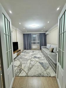 Un ou plusieurs lits dans un hébergement de l'établissement Comfortable and spacious 2 room apartments Ala Park 1 autre photo