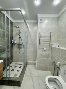 Salle de bains dans l'établissement Comfortable and spacious 2 room apartments Ala Park