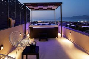 キサモスにあるSapphire Blue Suitesのバルコニー(ホットタブ、ファン付)