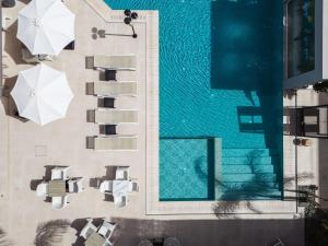 キサモスにあるSapphire Blue Suitesのパラソル付きのスイミングプールのオーバーヘッドビュー +37枚の写真