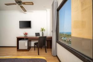 TV a/nebo společenská místnost v ubytování Zenta Sea View Hotel