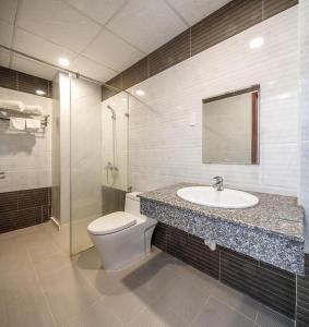 ダナンにあるLotus Rock Hotel DN - by BAY LUXURYのトイレと洗面台付きのバスルーム