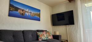 TV a/nebo společenská místnost v ubytování SoloHike MountainView
