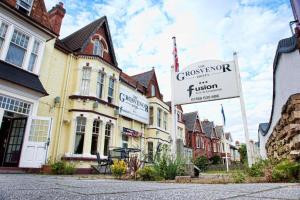 un edificio con un cartel delante en Grosvenor Hotel Rugby, en Rugby