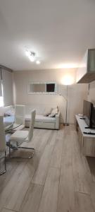 Televízia a/alebo spoločenská miestnosť v ubytovaní Torremolinos Bajondillo beach