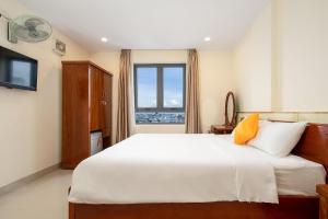 ダナンにあるLotus Rock Hotel DN - by BAY LUXURYの大きな白いベッドと窓のある寝室