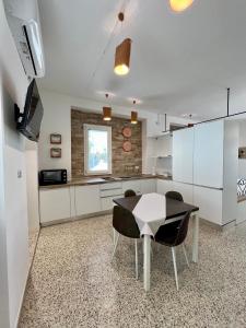 a kitchen with a table and chairs in a room at Casa La Salsa in Pisticci