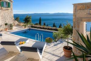 Πισίνα στο ή κοντά στο Enticing Sunset Villa With Magnificent Sea ViewS